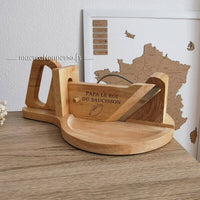 Guillotine à saucisson personnalisable en bois avec plateau rond gravé ballon rugby