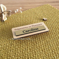 Insigne en bois de pharmacie marqué Caroline sur plaque dorée