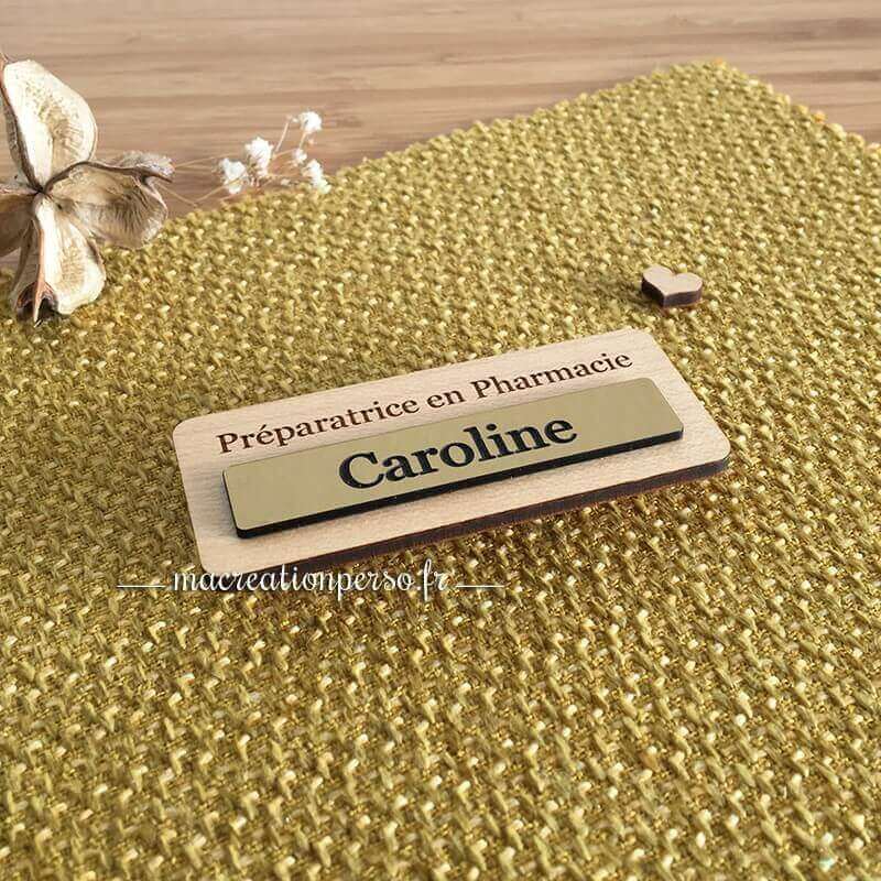 Insigne en bois de pharmacie marqué Caroline sur plaque dorée