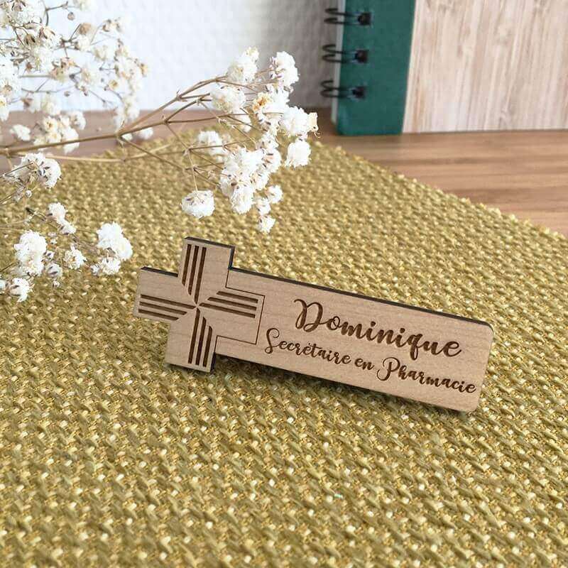 Insigne en bois de secrétaire en pharmacie avec prénom Dominique