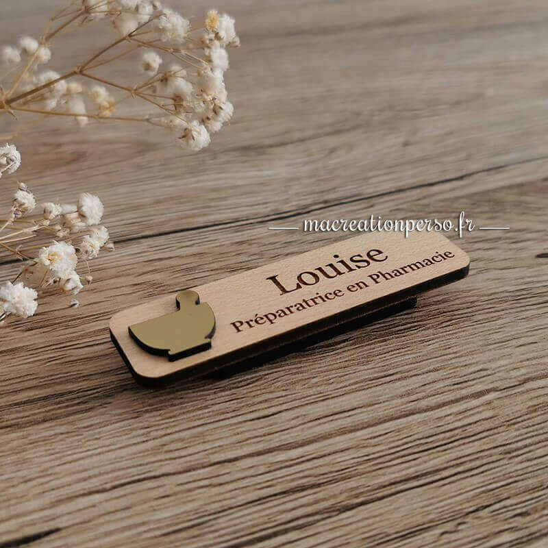 Insigne magnétique personnalisé en bois Préparateur / Préparatrice en pharmacie avec prénom Louise