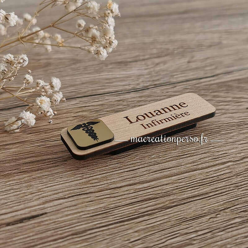 Insigne métier Infirmière gravé en bois et or - macreationperso