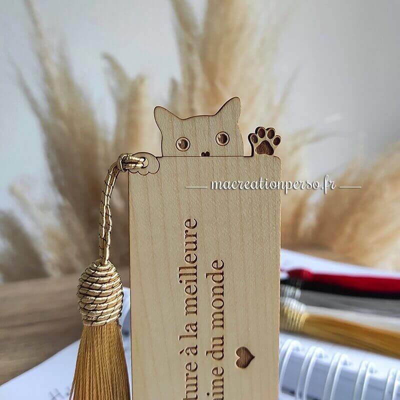 Marque page chat mignon en bois gravé avec pompom