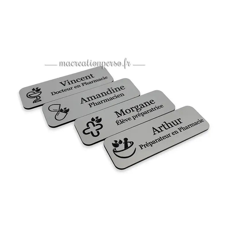 Modèles de badge préparateur en pharmacie personnalisé avec prénom porté en pharmacie