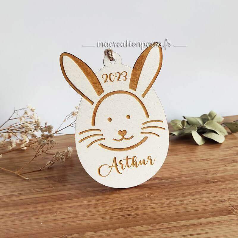 Oeuf de Pâques personnalisé en bois avec oreille de lapin
