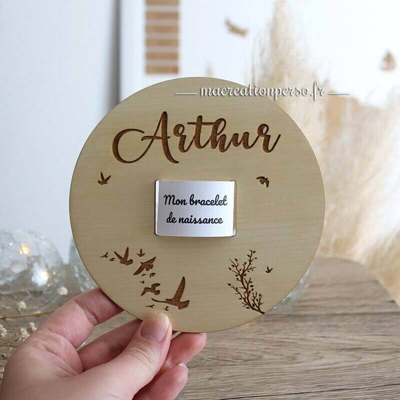 Plaque en bois personnalisé Prénom Arthur pour bracelet de naissance