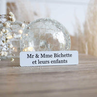 Plaque gravées blanche avec écriture noire sur 2 lignes