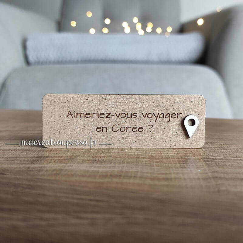 Plaquette personnalisée en bois brut avec jeton MAP blanc