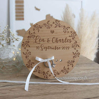 Porte alliances en bois vernis avec rubans blanc