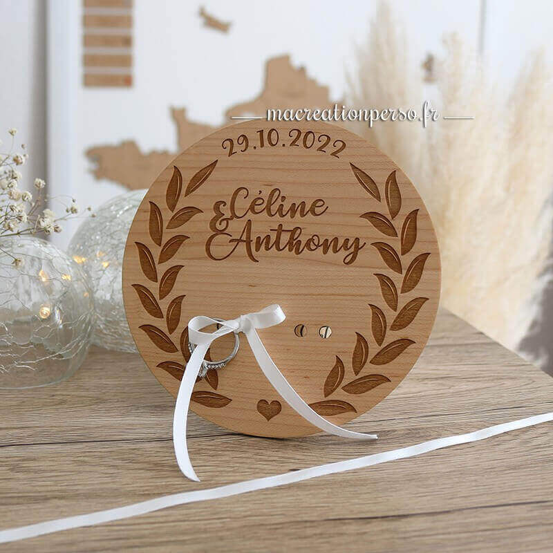 Porte alliances en bois vernis avec rubans de soie blanc