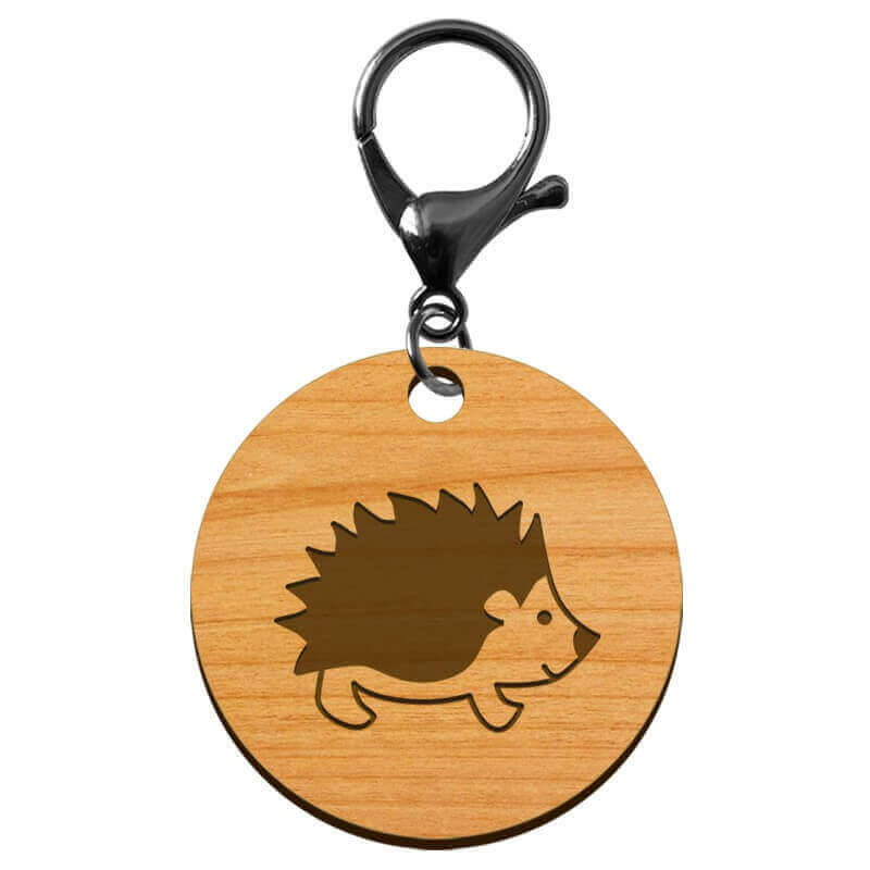 Porte-clé en bois motif hérisson diamètre 45 mm avec mousqueton noir