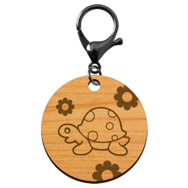 Porte-clé en bois motif tortue avec mousqueton noir 
