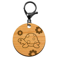 Porte-clé en bois motif tortue avec mousqueton noir 