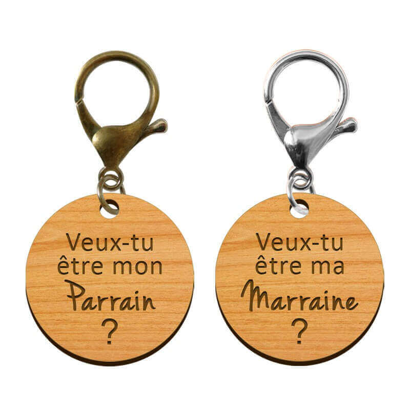 Deux Porte-clé rond en bois - Veux-tu être mon Parrain / Marraine? avec des mousquetons argenté et bronze