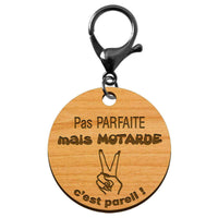 Porte-clé motarde "Pas PARFAITE mais MOTARDE c'est pareil" à personnaliser avec mousqueton noir