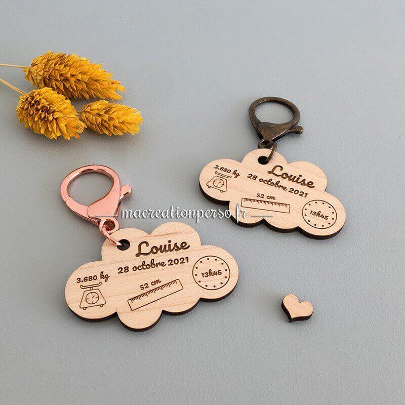 Porte-clé nuage en bois avec information de naissance personnalisable 