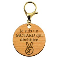 Porte-clé personnalisable en bois Je suis un motard qui déchiiire de taille 45 mm avec mousqueton doré