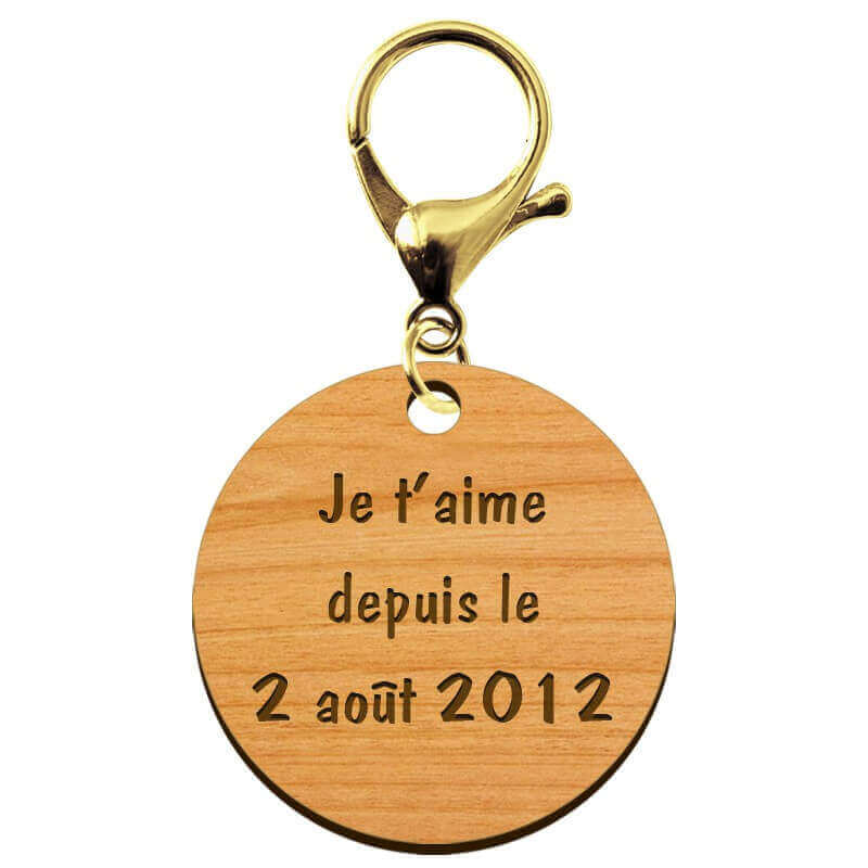 Porte cle personnalise en bois 50mm avec mousqueton de couleur dorée gravé message je t'aime depuis le 2 aout 2012