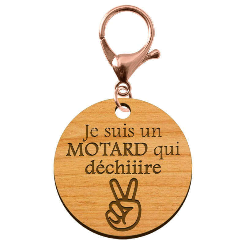 Porte-cléf personnalisé Je suis un motard qui déchiiire rond en bois 45 mm avec un mousqueton de couleur rose métallique