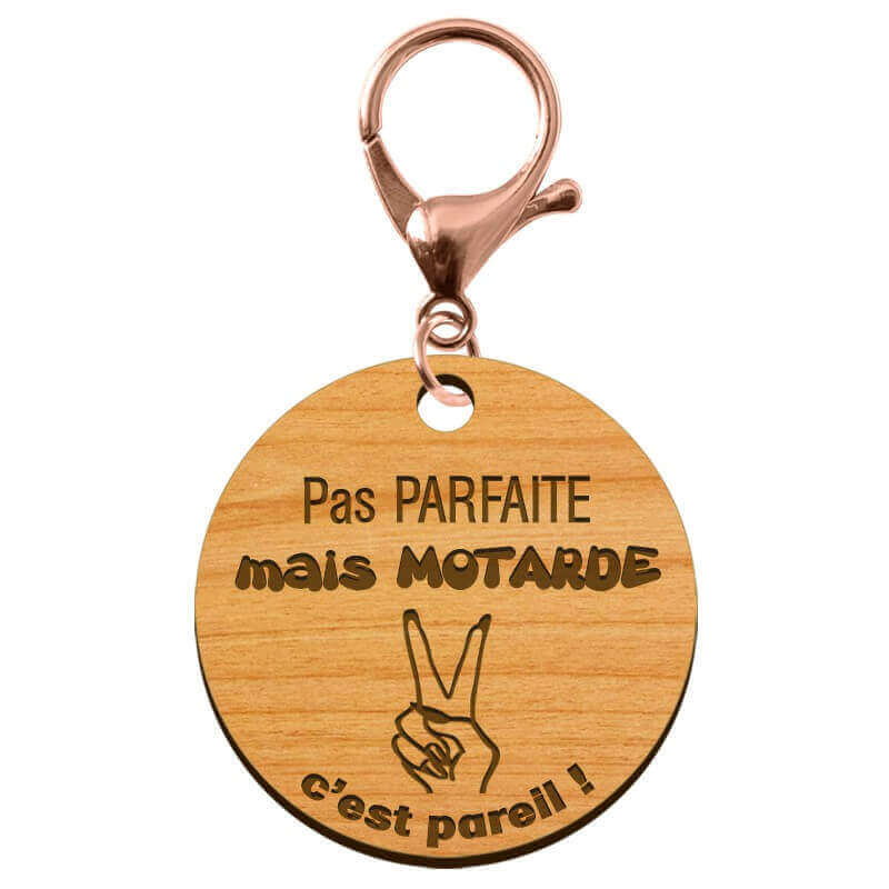 Porte-cléf personnalisé Pas PARFAITE mais MOTARDE c'est pareil rond en bois 45 mm avec un mousqueton de couleur rose métallique