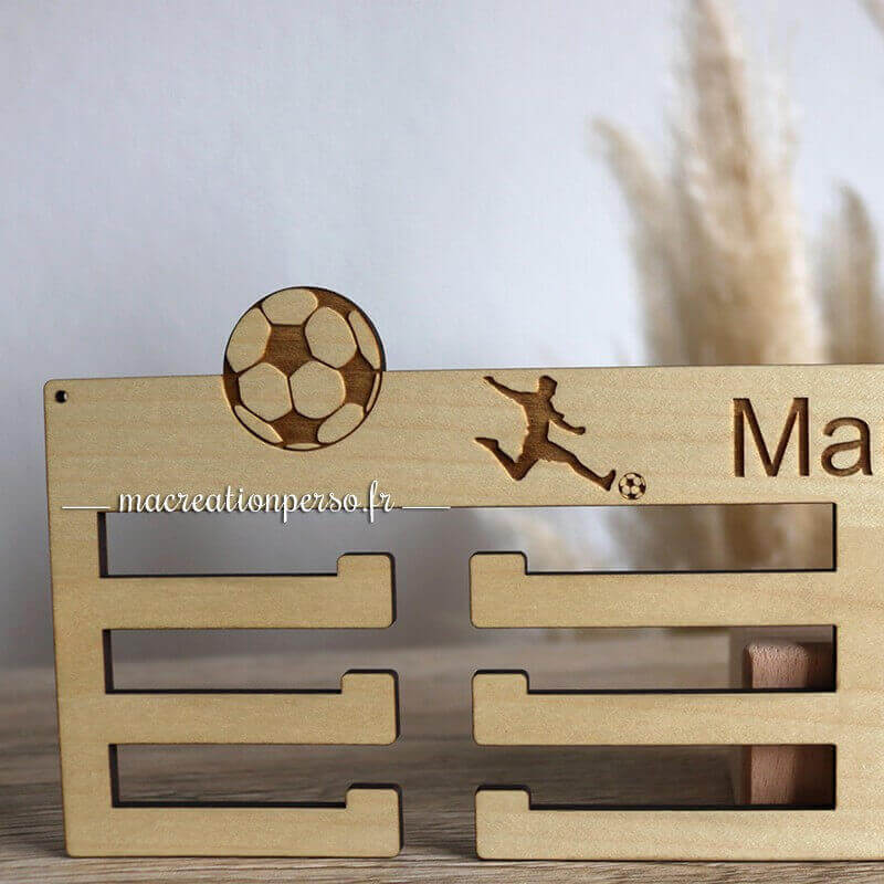 Porte médaille en bois foot personnalisé prénom gravé avec ballon 
