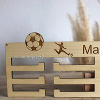 Porte médaille en bois foot personnalisé prénom gravé avec ballon 