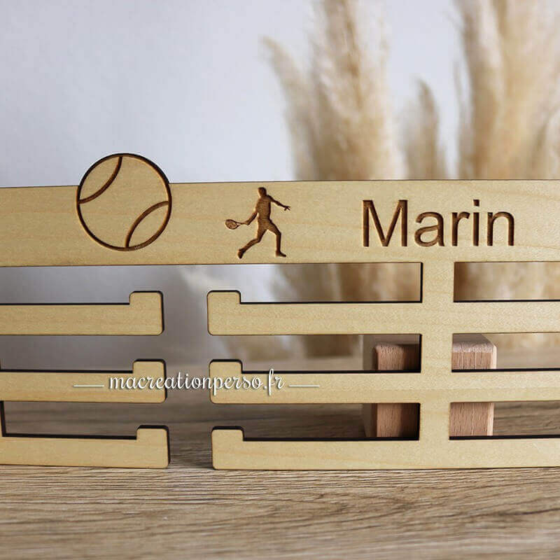 Porte médaille en bois tennis personnalisé prénom Marin