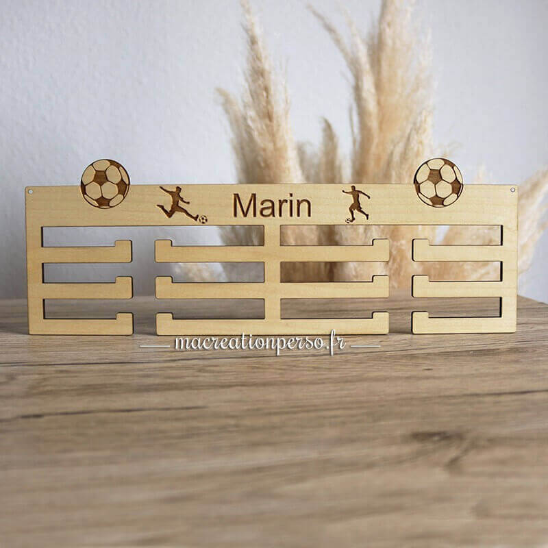 Porte médaille foot bois personnalisé prénom Marin gravé ballon fooftball