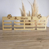 Porte médaille foot bois personnalisé prénom Marin gravé ballon fooftball