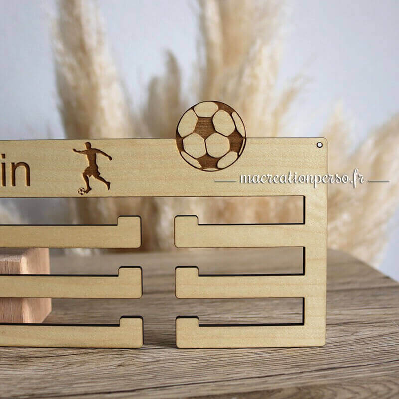 Porte médaille football bois personnalisé prénom ballon