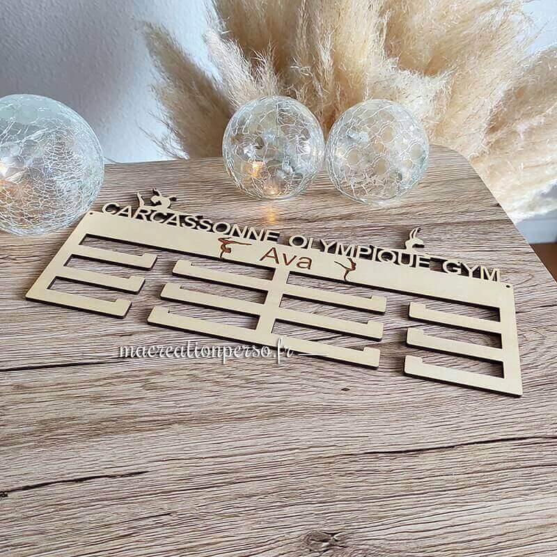 Porte médaille gym personnalisé prénom Ava en bois