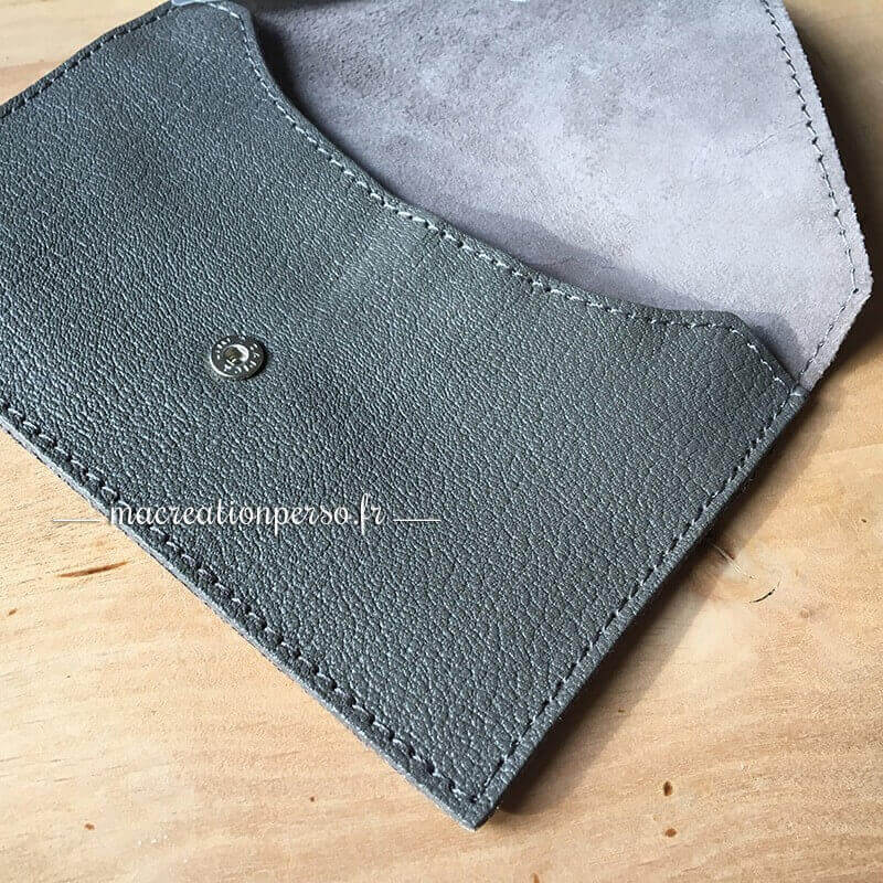 Porte papier voiture homme en cuir véritable avec pièce ou carte porte bonheur gravée