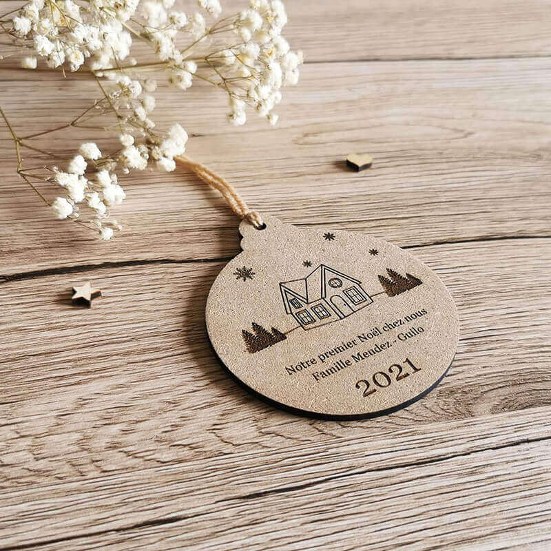 Première boule de noël pour bébé gravée en bois
