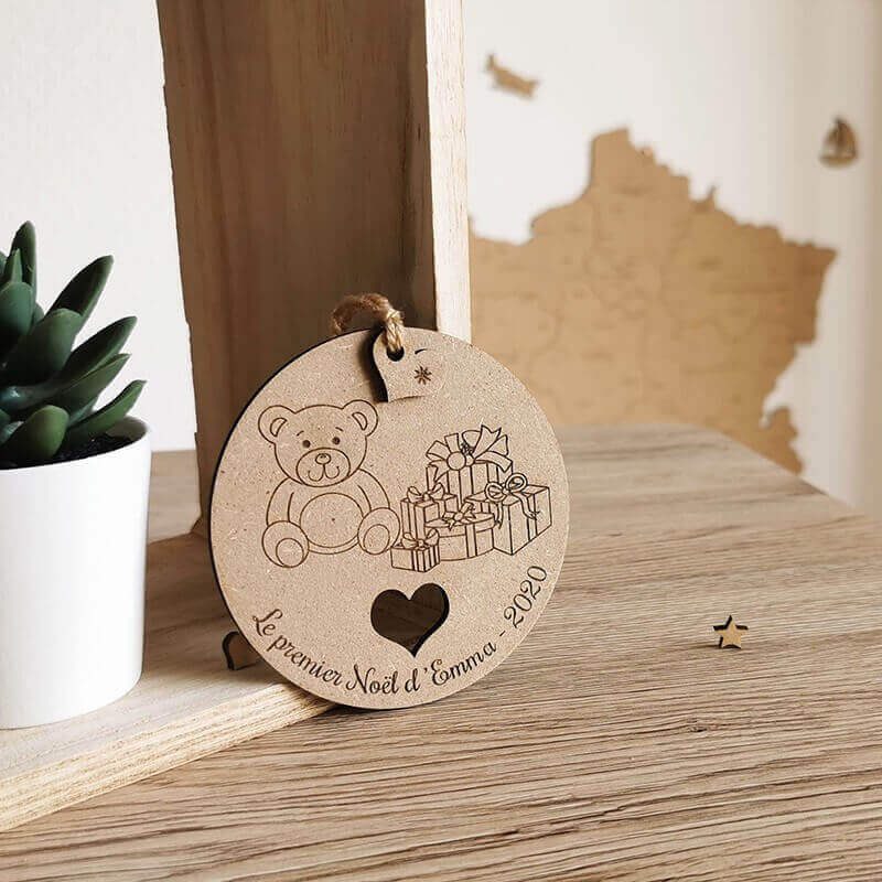 Première boule de noël pour bébé personnalisé en bois petit ours et coeur 