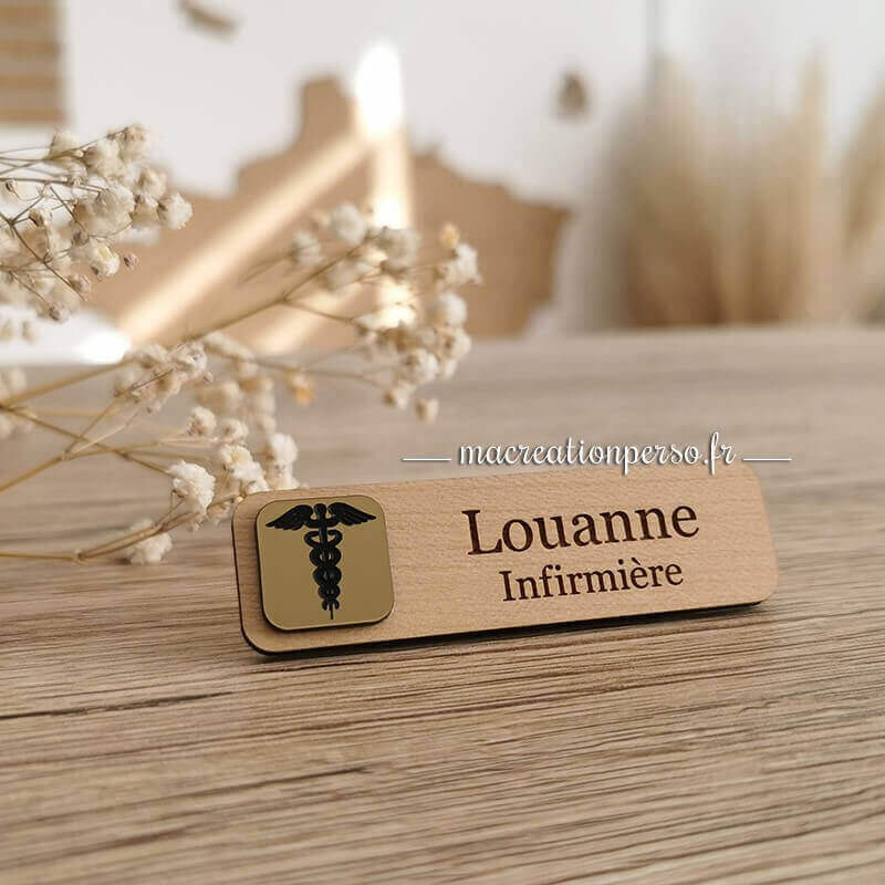 Recto du badge Hôpital Infirmière Infirmier personnalisé en bois et dorée