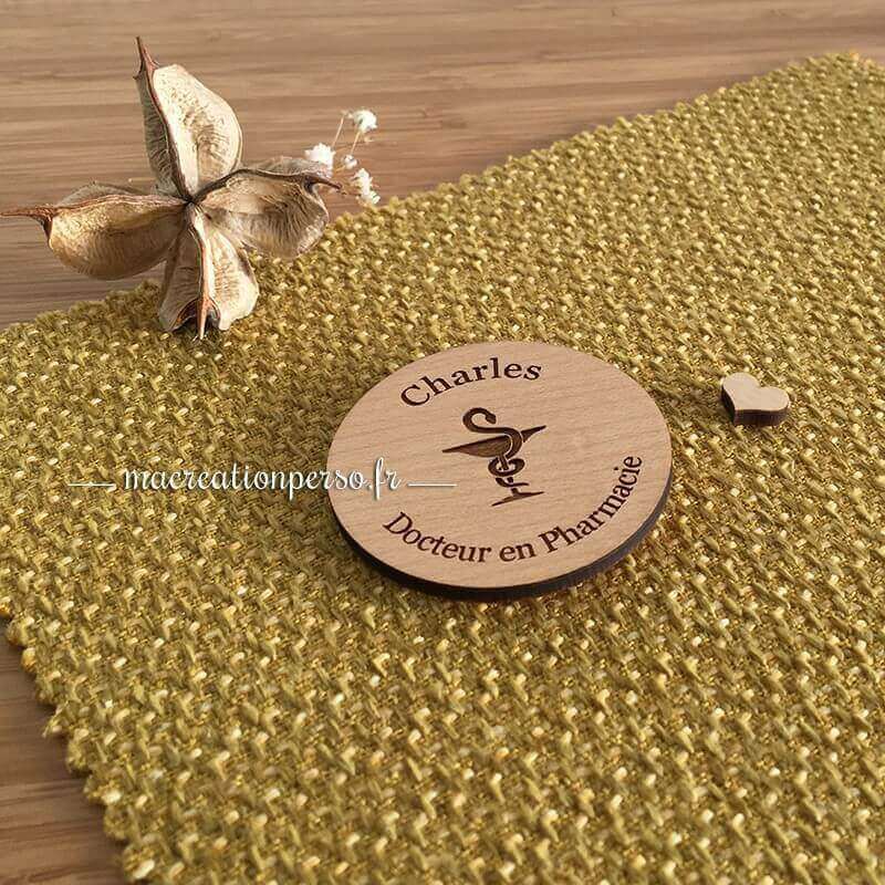 Recto du Badge rond docteur en pharmacie en bois personnalisable