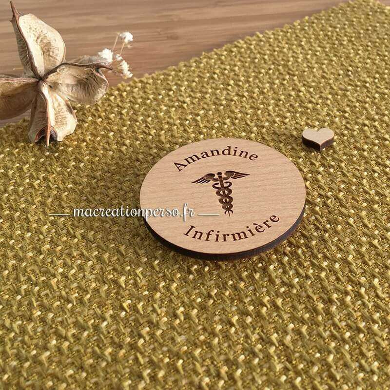 Recto du Badge rond Infirmière en bois personnalisable