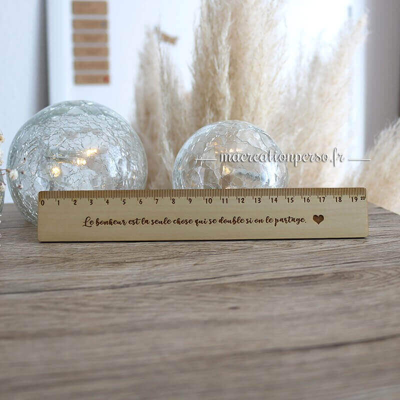 Règle gravée et personnalisée en bois avec phrase + coeur