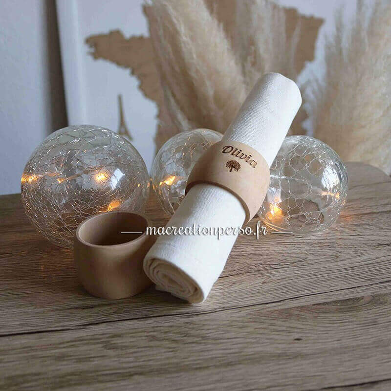 Rond de serviette mariage en bois personnalisé avec tissus blanc