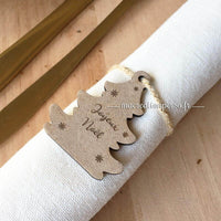 Serviette décorée avec sapin de Noël en bois gravé Joyeux Noel