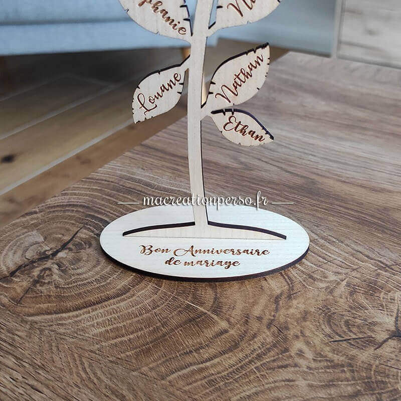 Socle de la rose éternelle avec exemple de personnalisation pour un anniversaire de mariage