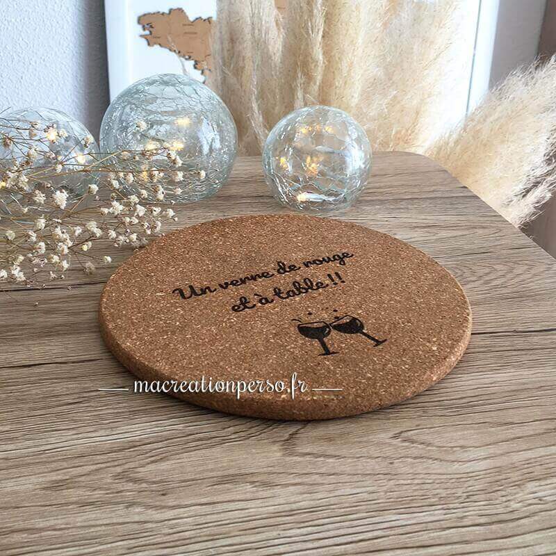 Sous plat rond en liège personnalisé avec phrase et pictogramme