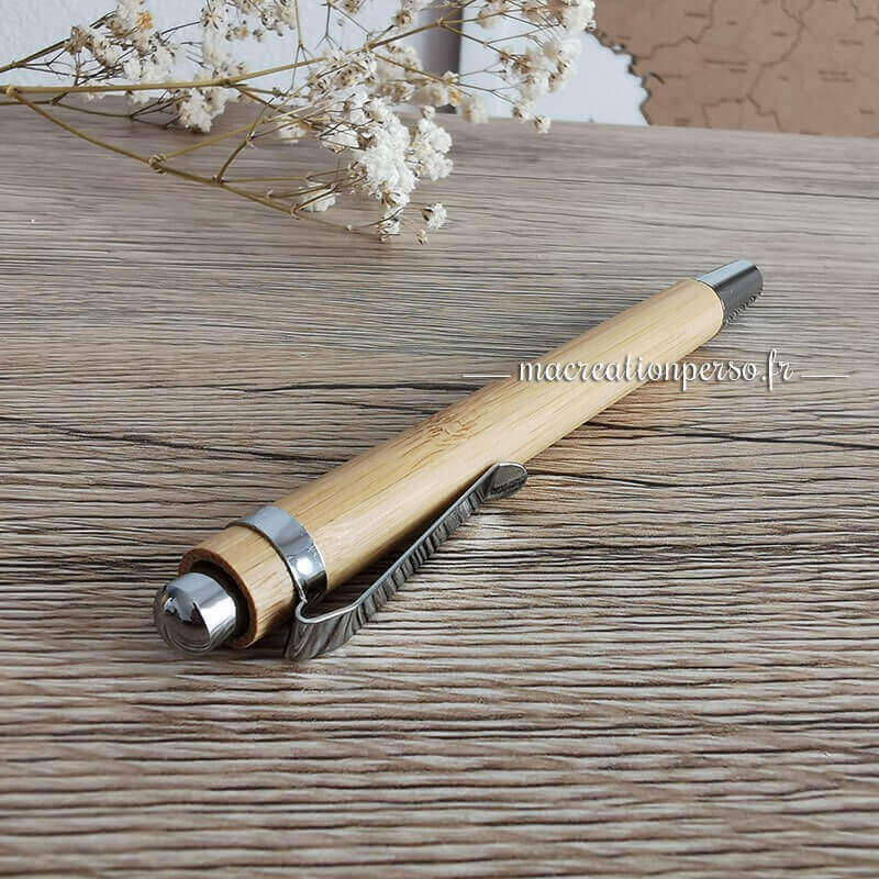 Stylo en bois artisanal gravé