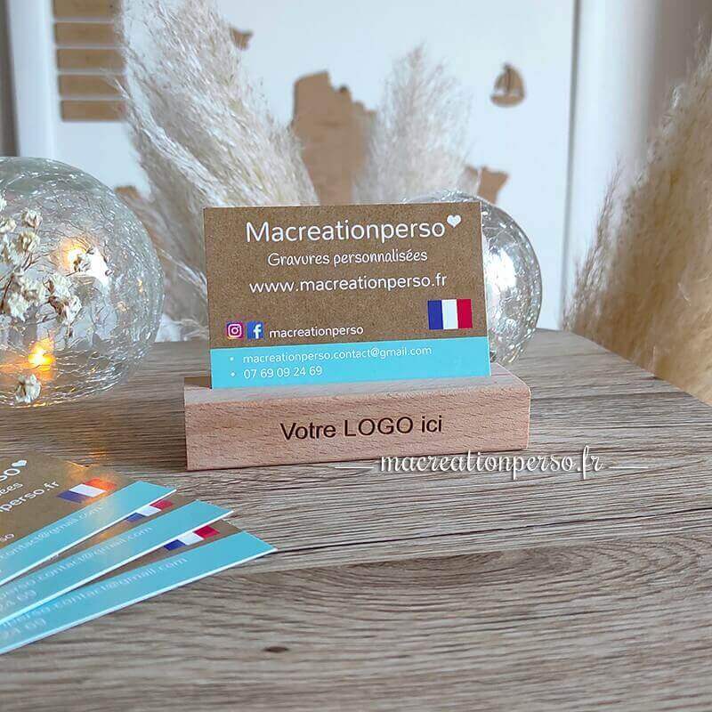 Support gravé pour carte de visite en bois avec logo professionnel