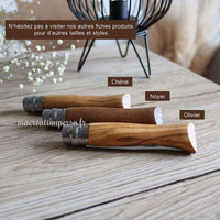 Trois couteaux personnalisés opinel numéro neuf lame inox, avec des manches en bois d'olivier, de noyer et de chêne