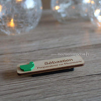 Vue en contre bas du badge en bois avec son mortier vert