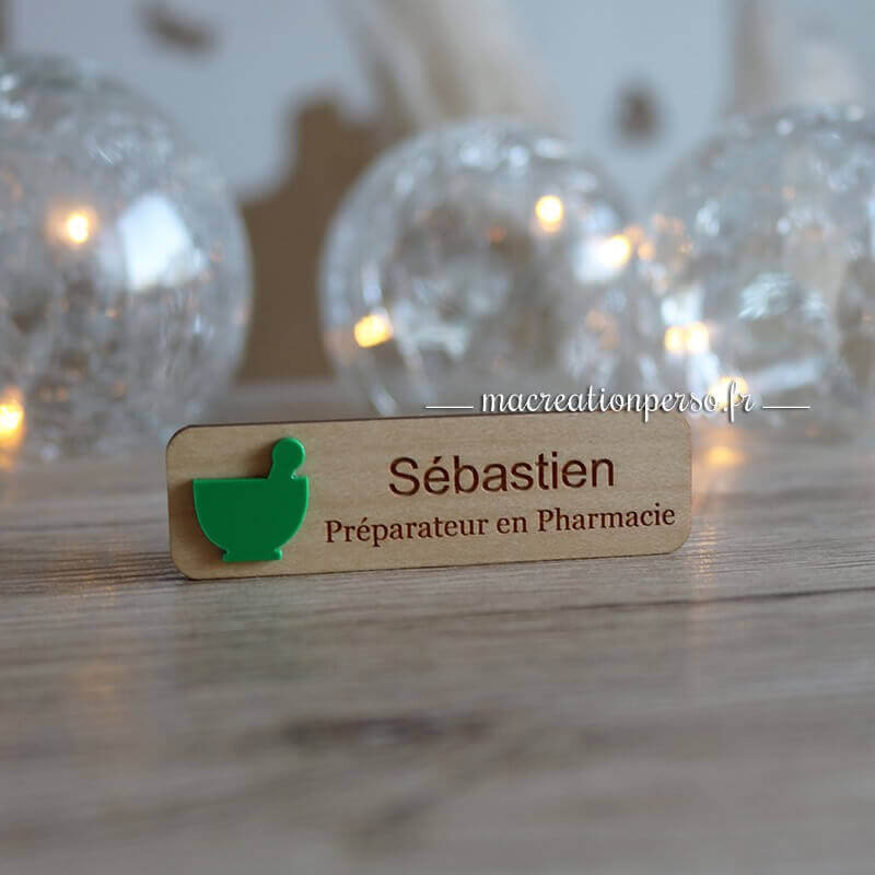 Vue de face du badge personnalisé avec Prénom Sébastien et sa fonction