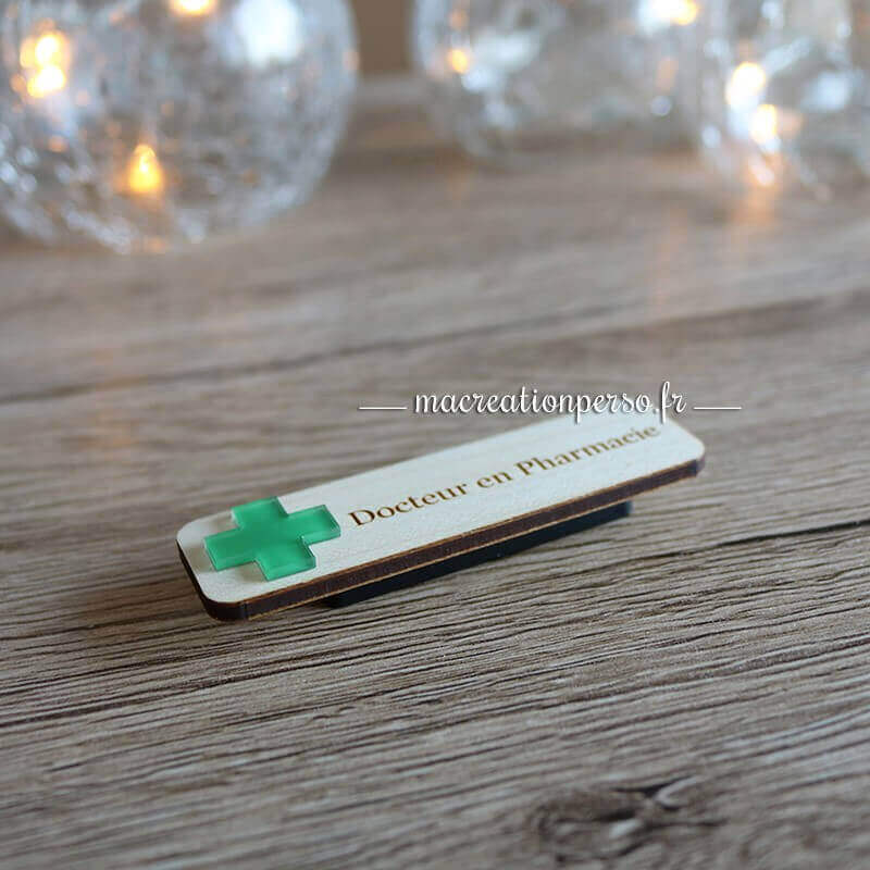 Vue de haut du badge en bois personnalisé avec sa croix verte transparente