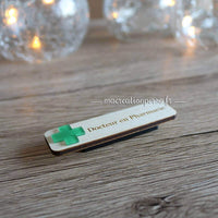 Vue de haut du badge en bois personnalisé avec sa croix verte transparente