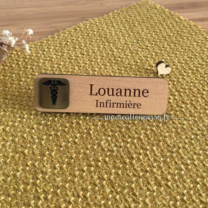 Vue face avant badge métier Infirmière avec prénom Louanne personnalisé en bois et or 